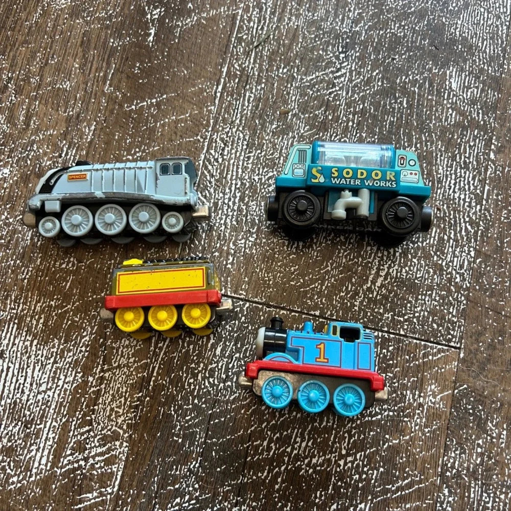 Thomas & Friends Take Along Diecast Trains Spencer Thomas & Wooden Station Lot